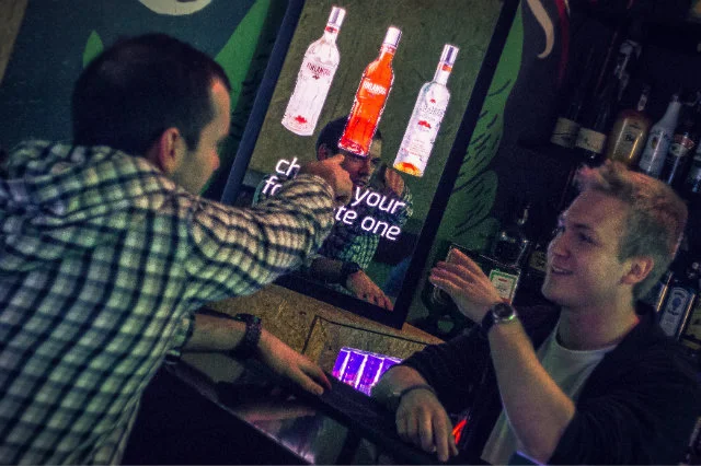 Możesz też dzięki nim zamówić drinka, nie czekając w kolejce.