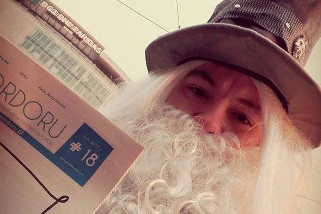 Mordor Voice dba o szczegóły. Nawet osoby rozdające pismo są stylizowane, w tym przypadku na Gandalfa