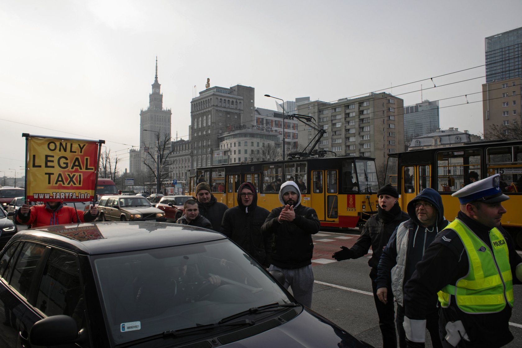 Związek zawodowy reprezentujący taksówkarzy złożył do prokuratury zawiadomienie o popełnieniu przestępstwa w firmach Uber i Bolt. Taksówkarze uderzają w przewozy z aplikacji VAT-em.