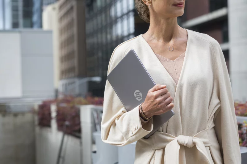 Laptop HP EliteBook Folio G1 został zaprojektowany do użytku w pracy, gdzie mobilność to codzienna rzeczywistość