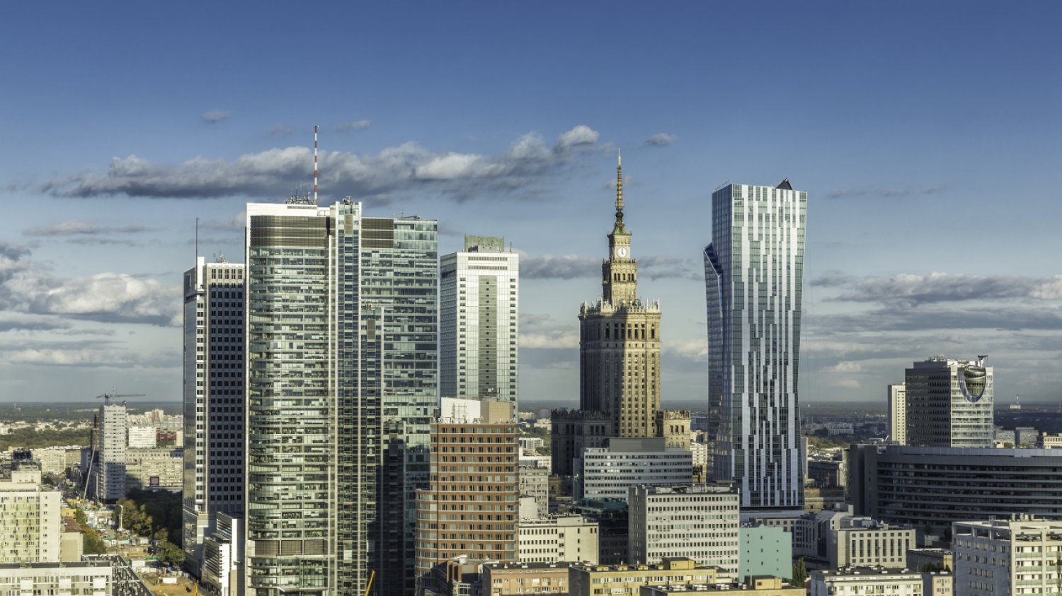 Panorama centrum Warszawy w pogodny dzień.