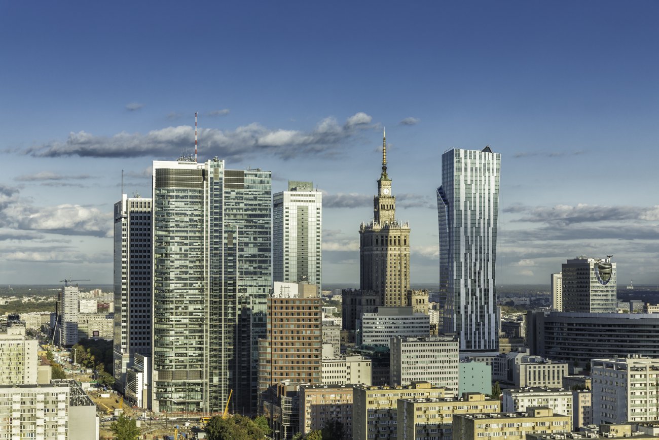 Panorama centrum Warszawy w pogodny dzień.