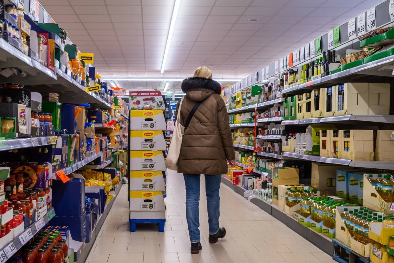 Zakupy spożywcze w sklepie