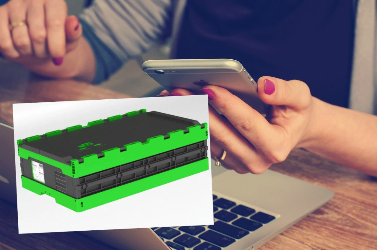 Wizualizacja e-pack na tle laptopa i biurka.