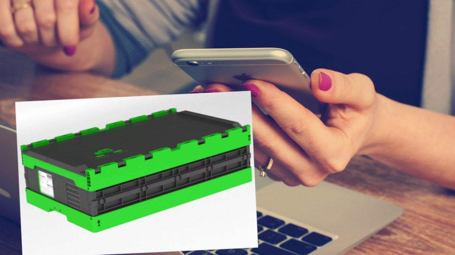 Wizualizacja e-pack na tle laptopa i biurka.