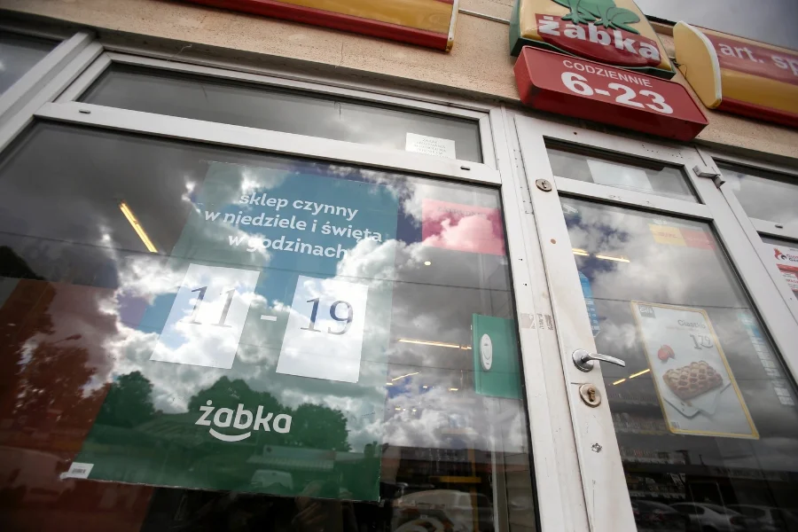 Nowa poprawka do ustawy o zakazie handlu kompletnie wyeliminowałaby z gry sklepy franczyzowe sieci takich jak Żabka czy Carrefour Express.