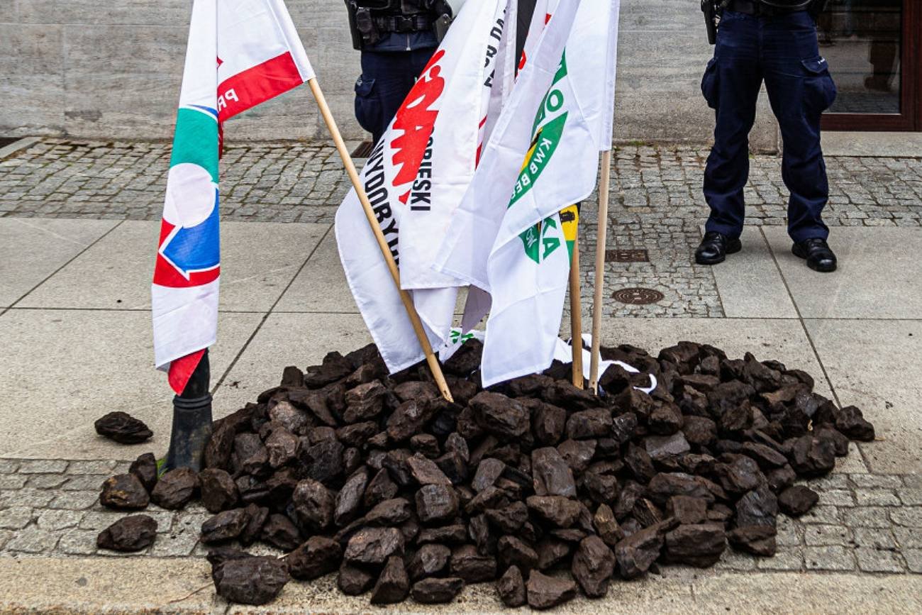 Kupka węgla na proteście górników z Turowa