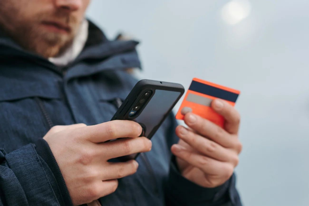 Karta, telefon.
