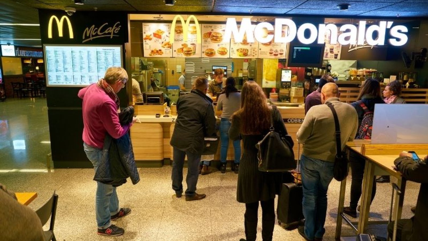 W niedzielę wieczorem w McDonald's w Zawierciu na jedzenie trzeba było czekać godzinę. (Tutaj: kolejka na warszawskim lotnisku.)