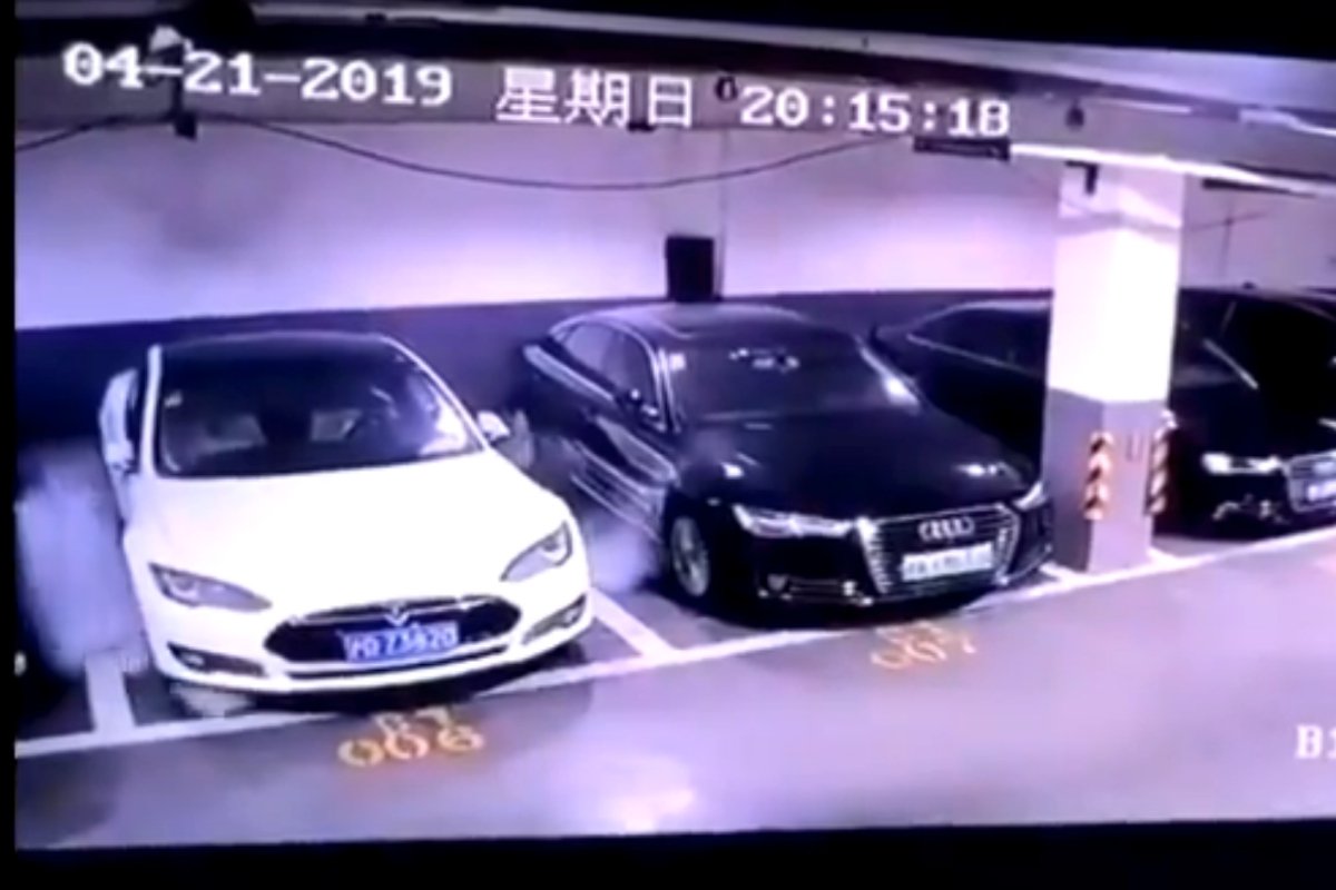 Zaparkowana w podziemnym parkingu Tesla Model S spłonęła, co uchwycił monitoring.