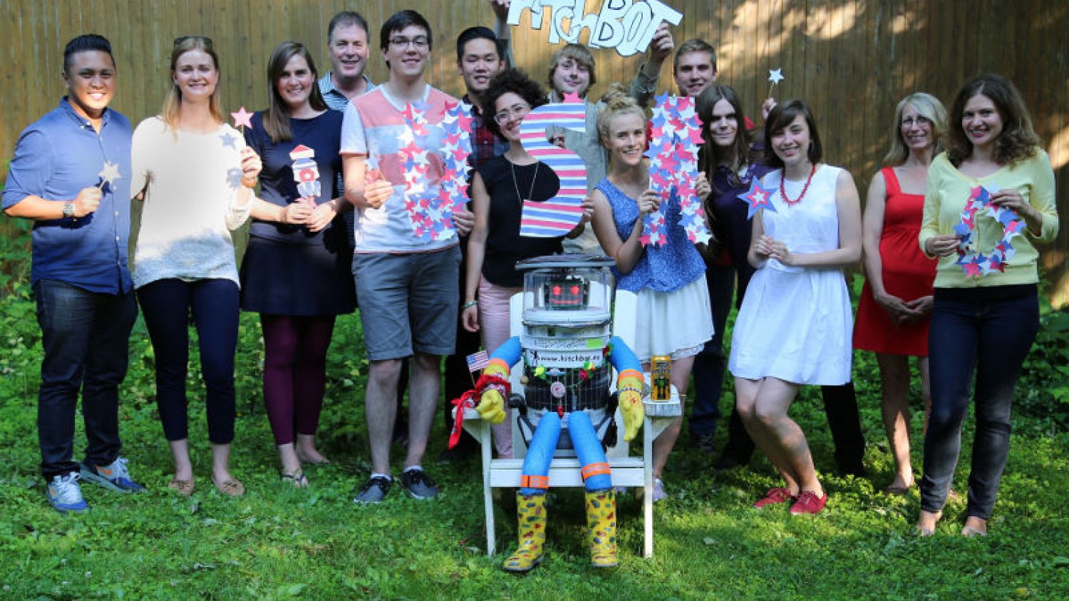 hitchBot i jego twórcy przed podróżą robota po Stanach Zjednoczonych.