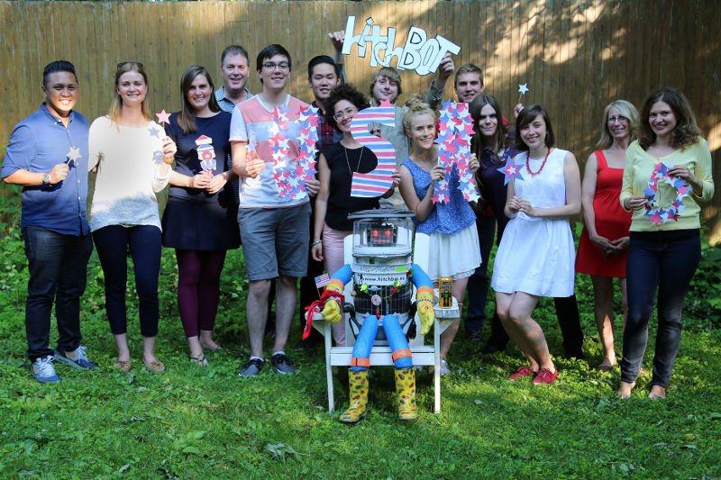 hitchBot i jego twórcy przed podróżą robota po Stanach Zjednoczonych.