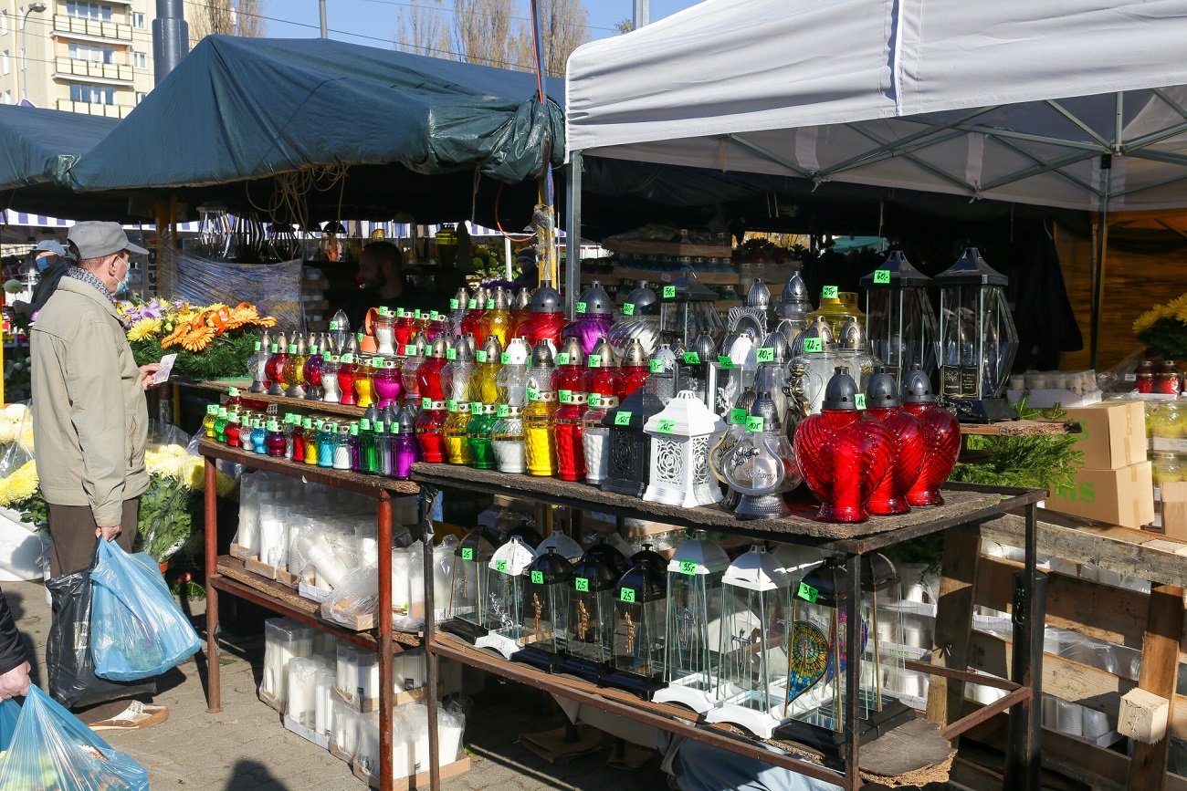 Producenci ostrzegają, że na Wszystkich Świętych może zabraknąć zniczy