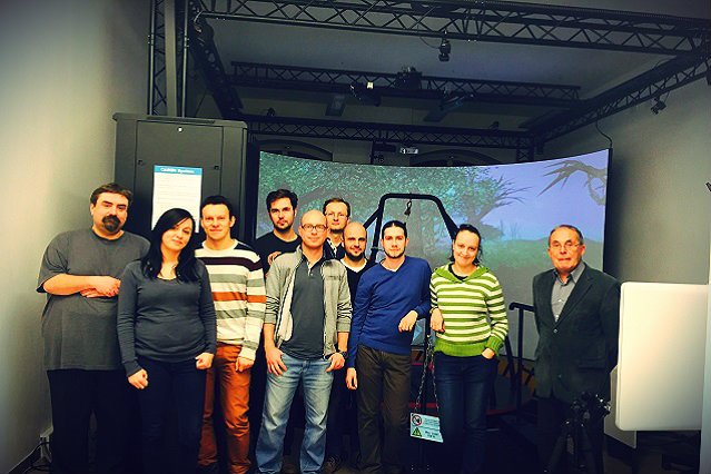 "Nasi badacze są w różnym wieku i pochodzą z różnych środowisk naukowych. Takie zróżnicowanie zwiększa naszą innowacyjność" – Profesor Konrad Wojciechowski (ostatni po prawej)