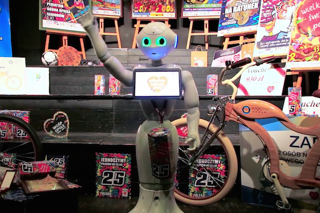 Oto Pepper, kwestujący robot.