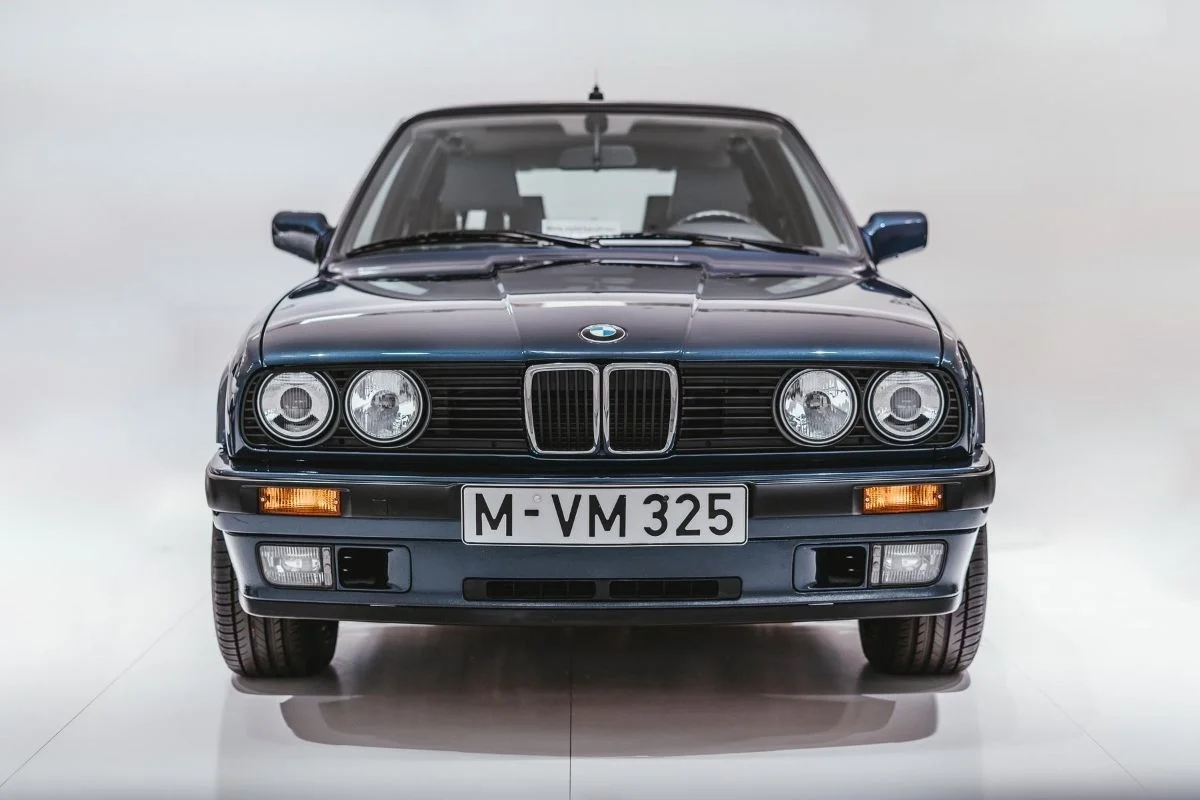 BMW E30 to już wręcz kultowe auto, które rzadko spotkamy na ulicach. Pomimo sporego wieku można nim cały czas jeździć na co dzień.