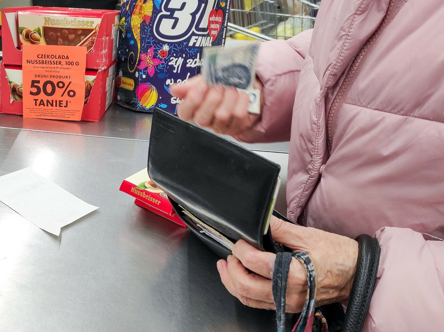 Cashback w Biedronce – płać i wypłacaj przy kasie