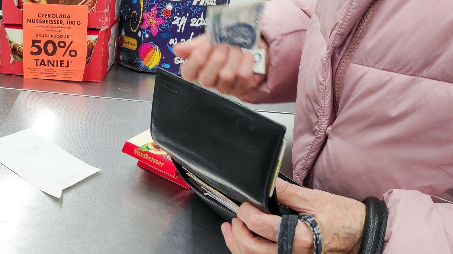 Cashback w Biedronce – płać i wypłacaj przy kasie