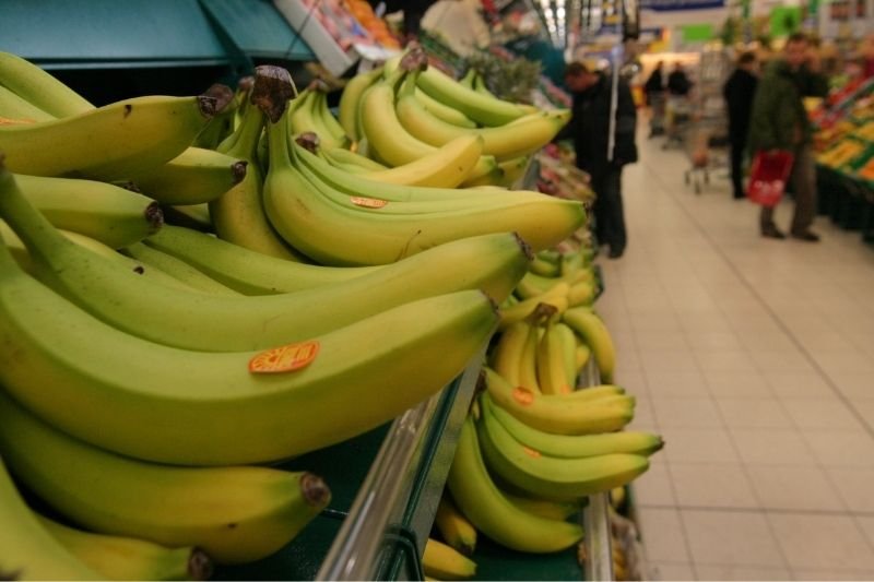 Pracownicy supermarketu w Kewoli znaleźli w bananach z Kolumbii 21 kg kokainy.