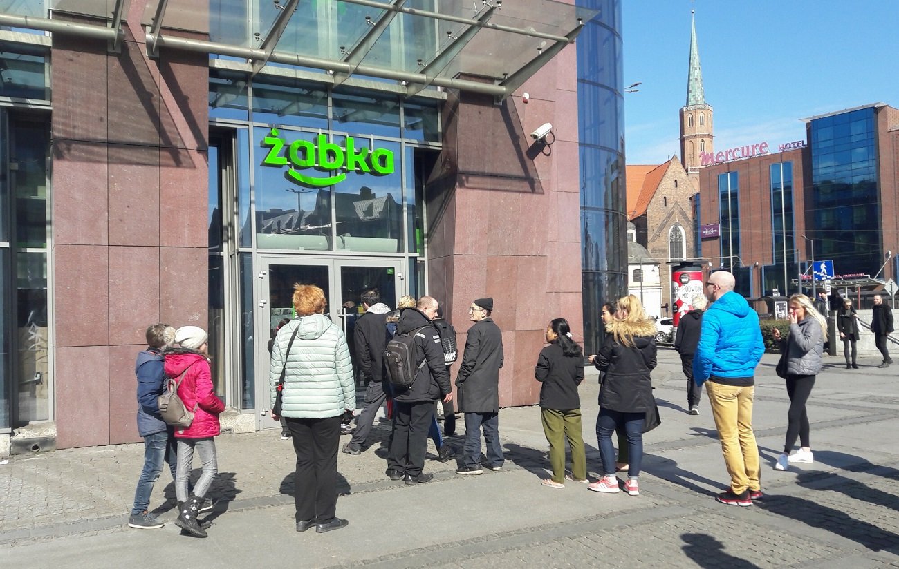 Kolejka przed "Żabką".