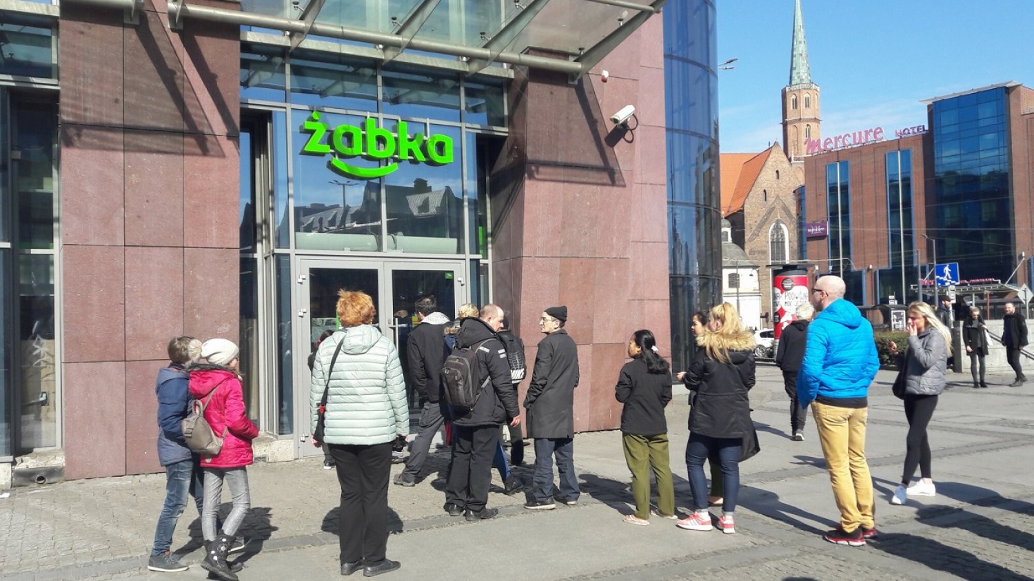 Kolejka przed "Żabką".