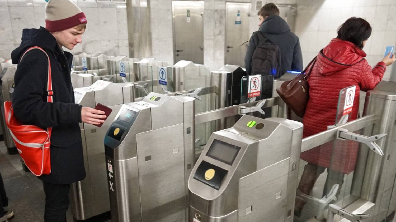 Kolejka przy bramkach metra, Moskwa