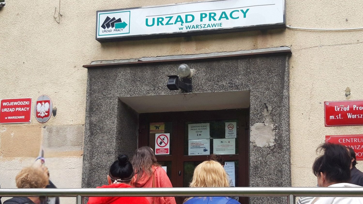 Bezrobocie w Polsce najwyższe od 2021 roku. Firmy tną etaty bez litości Ludzie stoją w kolejsce pod Urzędem Pracy w Warszawie.