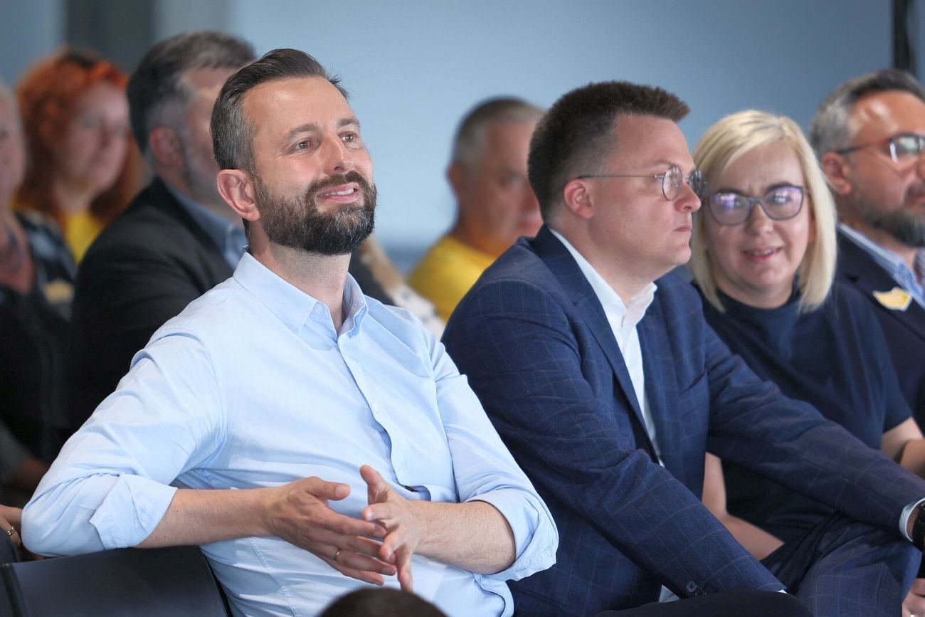 Kongres Trzeciej Drogi odbył się pod hasłem "Gospodarka, do przodu!" (Władysław Kosiniak-Kamysz, Szymon Hołownia, Paulina Hennig-Kloska)