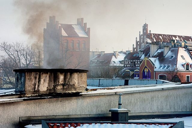 Krakowska straż miejska wystawiła mandat mężczyźnie za palenie w piecu meblami na śmiesznie niską sumę.