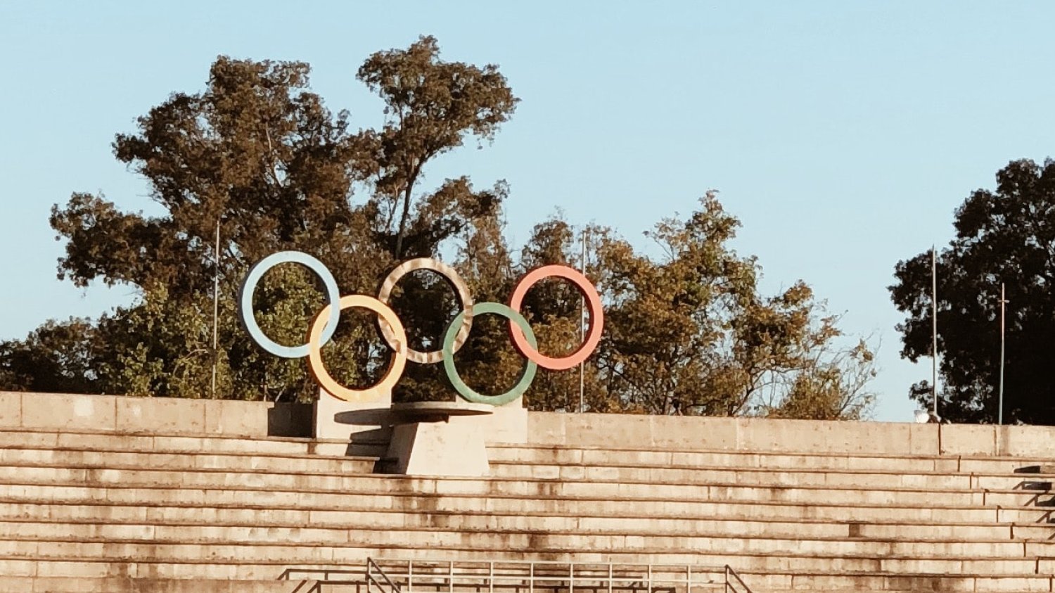 Znak olimpijski na pustym stadionie.