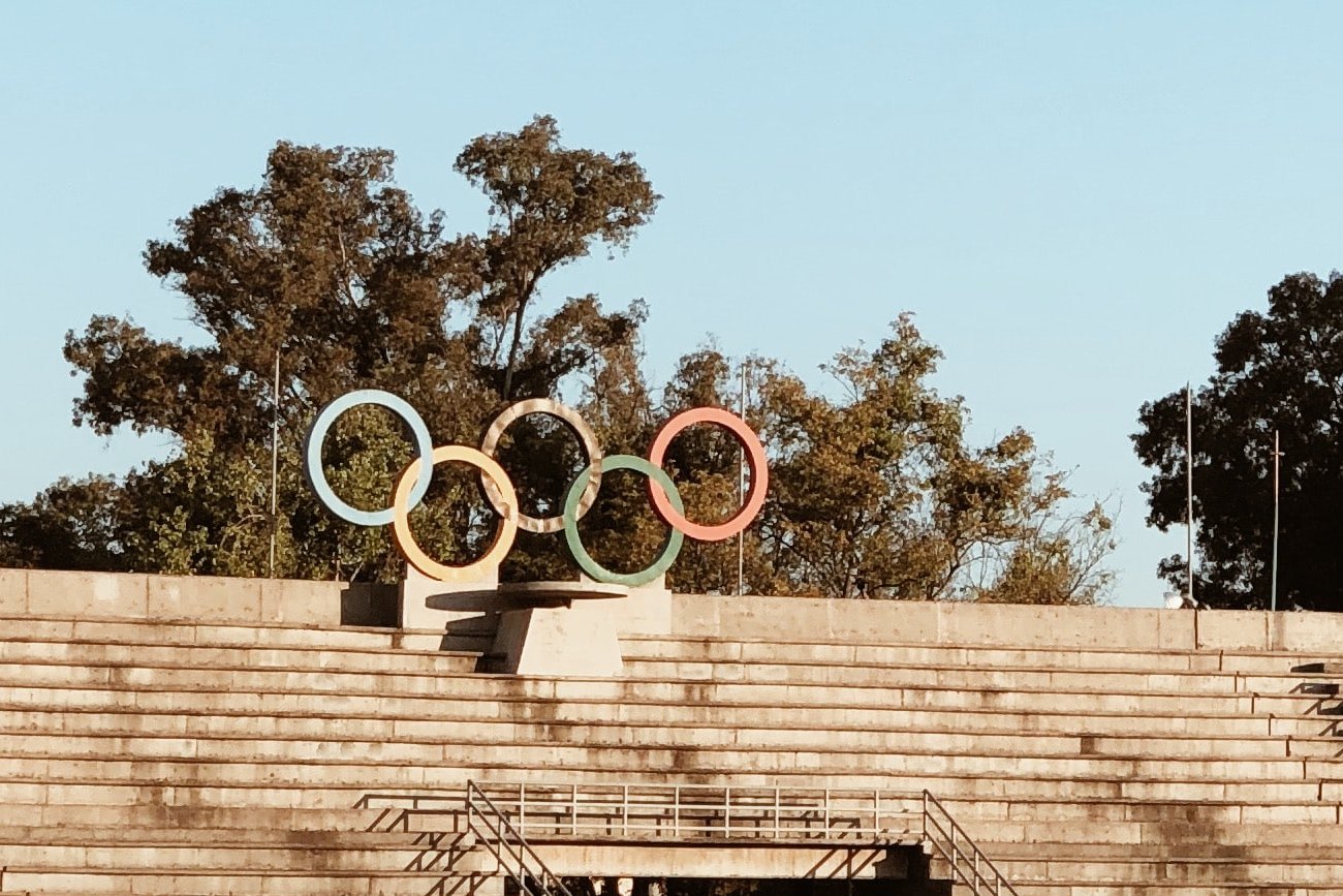 Znak olimpijski na pustym stadionie.