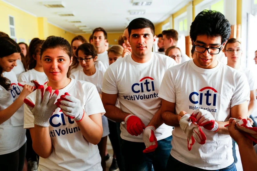 Wolontariusze biorący udział w projektach banku Citi Handlowy i Fundacji Kronenberga.