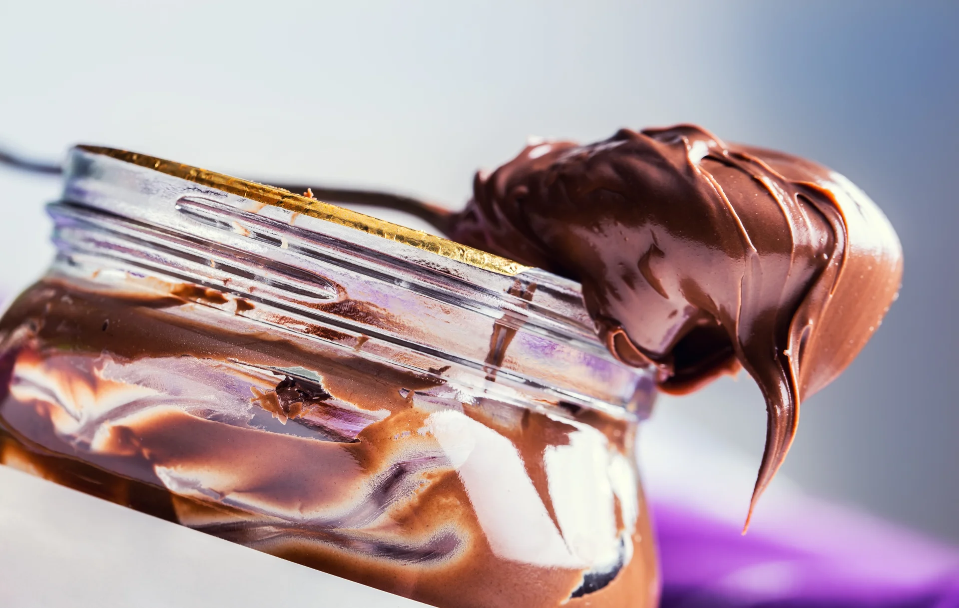 W fabryce Nutelli w Villers-Écalles trwa strajk. Zablokowano linie produkcyjne Nutelli, produkcję Kinder Bueno wstrzymano kilka dni temu. Strajkujący chcą podwyżek 4,5 proc., zarząd Ferrero oferuje im 0,4 proc.