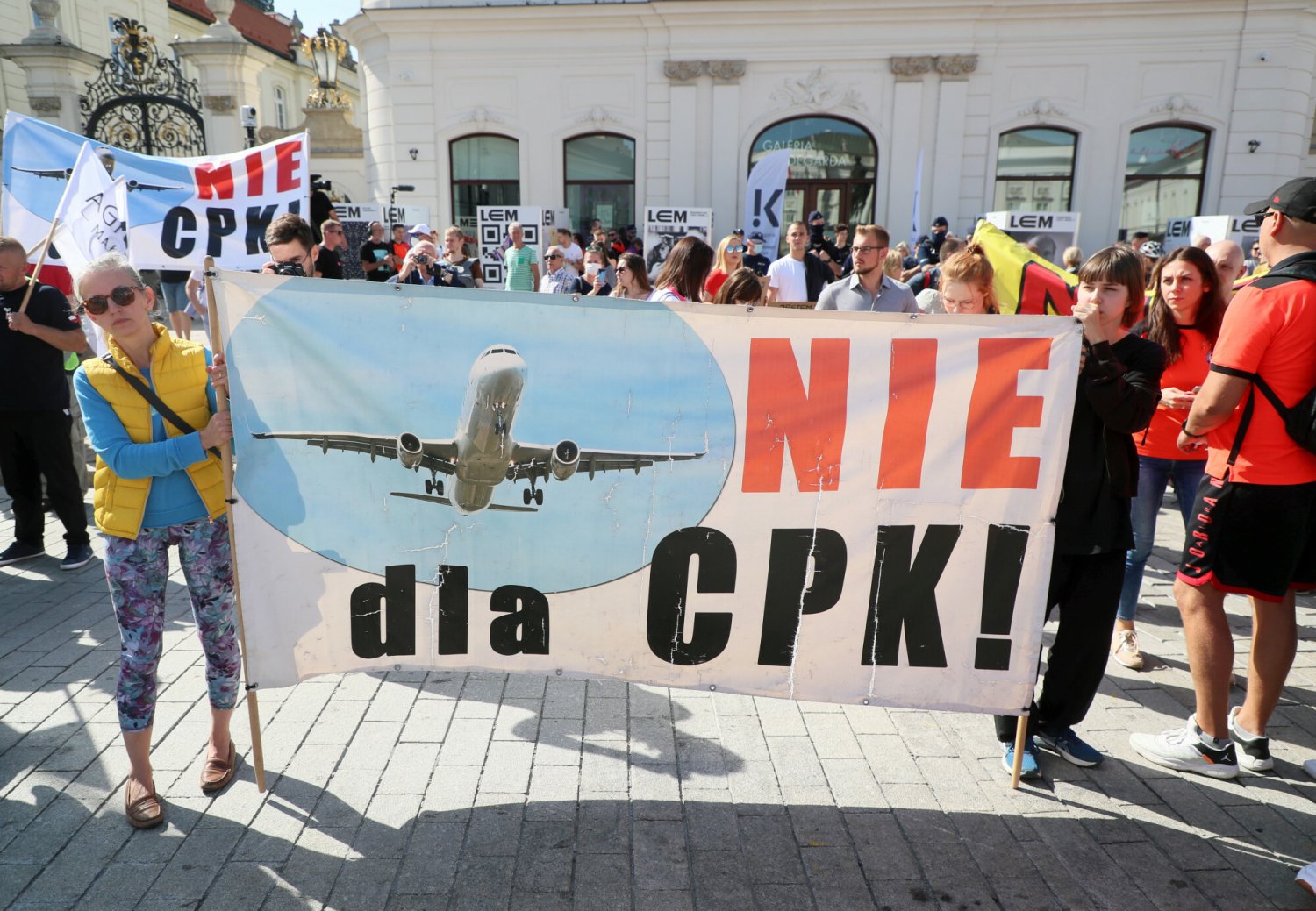 protest przeciwko budowie CPK, baner z napisem "Nie dla CPK"