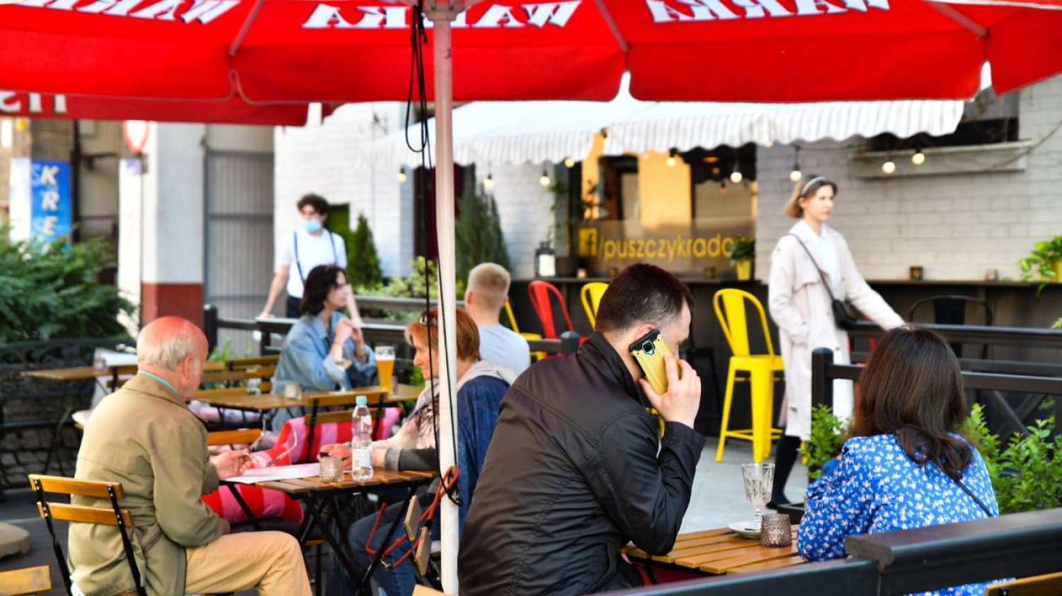 Ogródek piwny restauracji po luzowaniu obostrzeń Covid-19.
