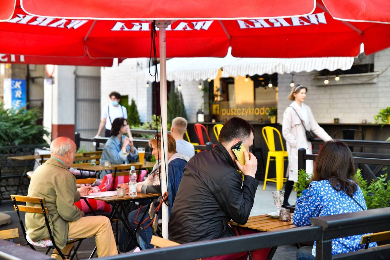 Ogródek piwny restauracji po luzowaniu obostrzeń Covid-19.