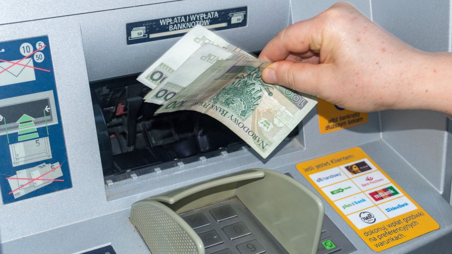 Limity wypłat z bankomatów. Bank patrzy Ci na ręce bardziej, niż się wydaje. Bankomat.
