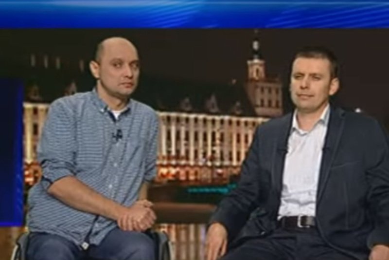 Od lewej Dariusz Fidyka, który miał przerwany rdzeń kręgowy i stanął na własne nogi, a obok niego dr Paweł Tabakow, sprawca tego medycznego cudu.