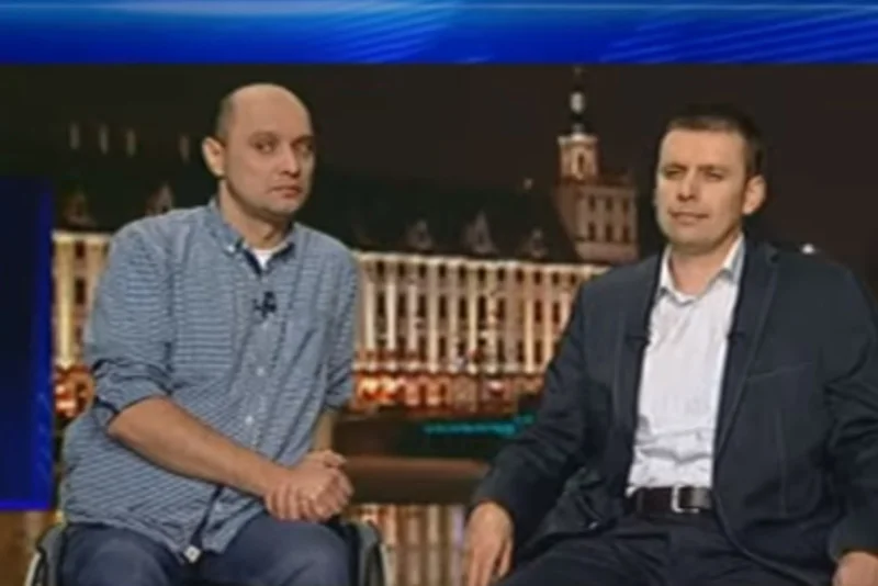 Od lewej Dariusz Fidyka, który miał przerwany rdzeń kręgowy i stanął na własne nogi, a obok niego dr Paweł Tabakow, sprawca tego medycznego cudu.