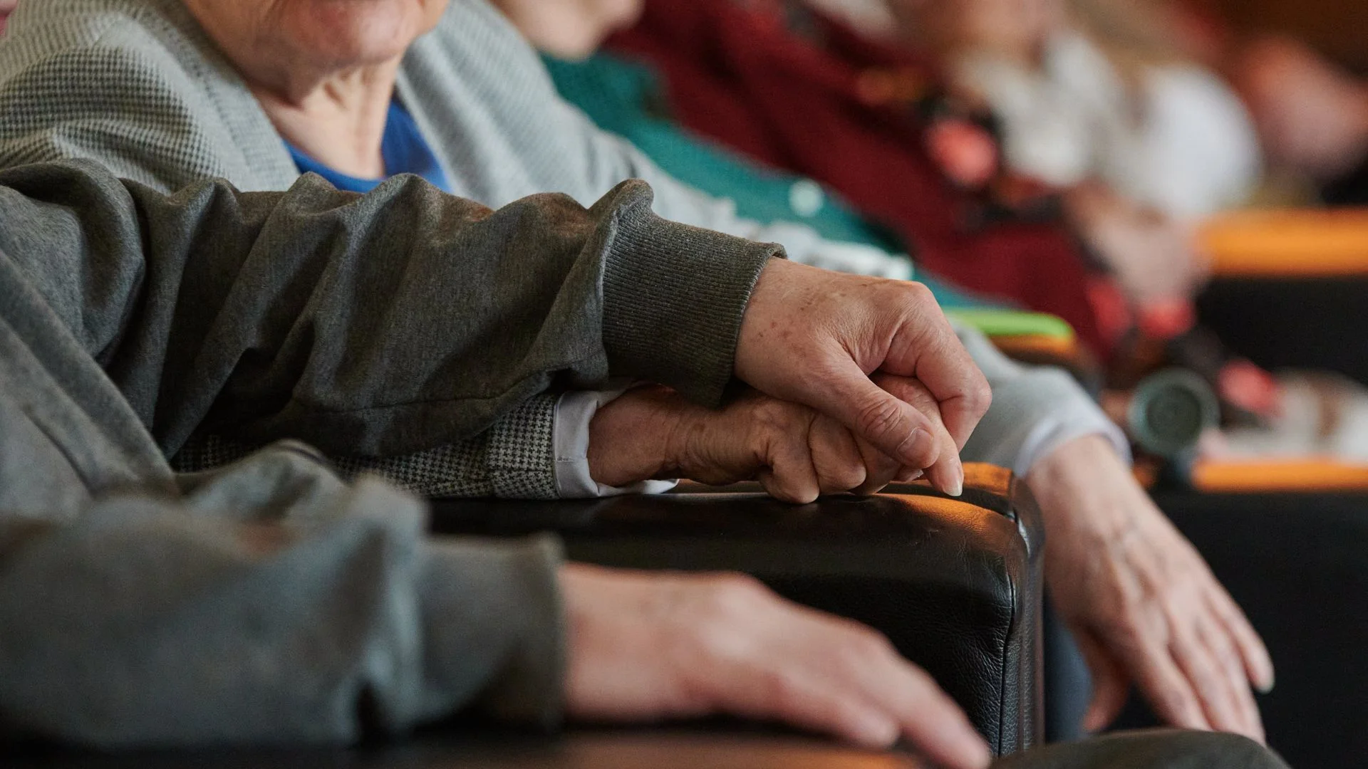 Ruszył Bon Senioralny. Te gminy dostaną pieniądze jako pierwsze. Dłonie starszych osób.