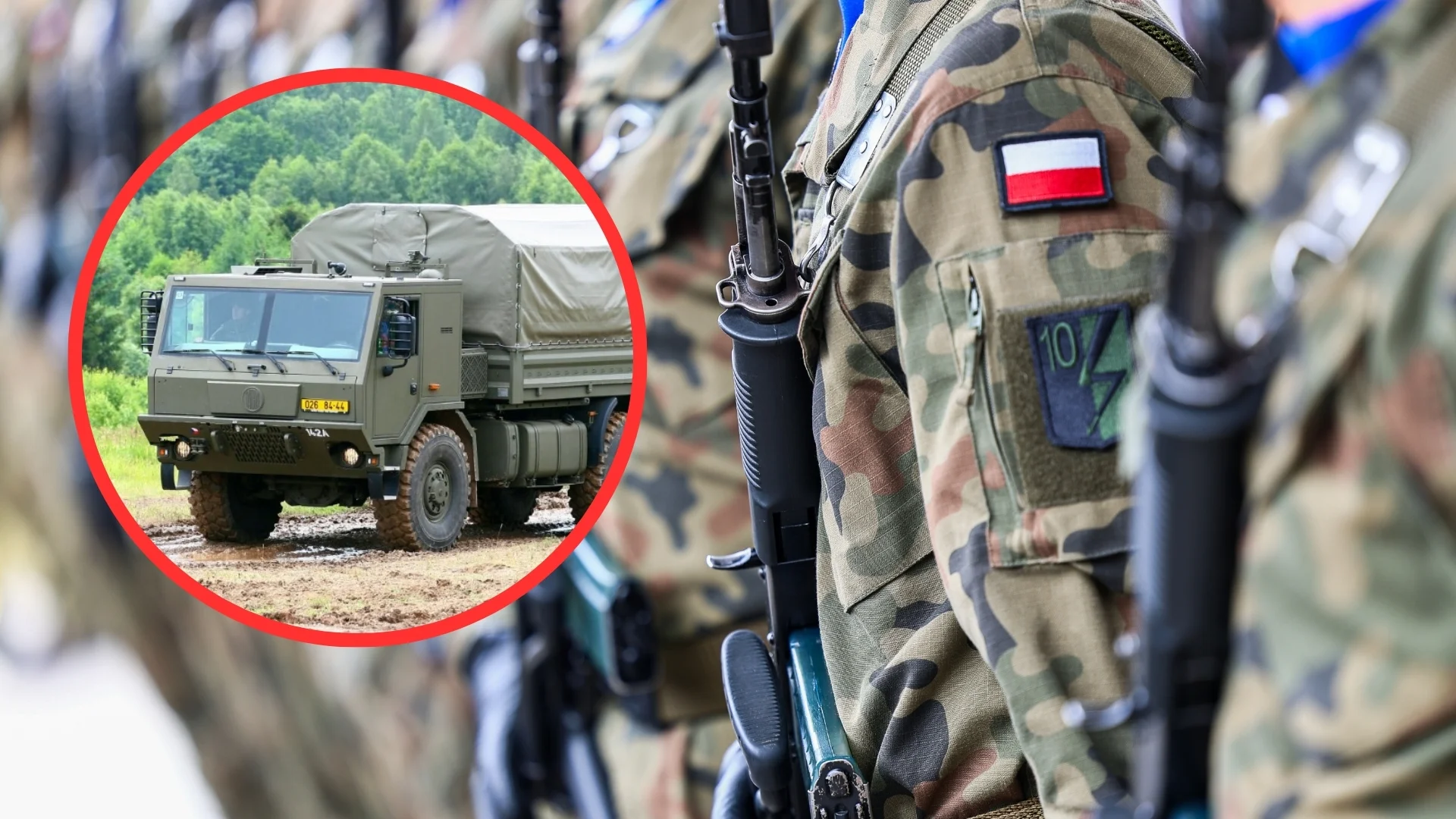 Czeska ciężarówka Tatra. Polska armia stojąca w rzędzie na baczność.