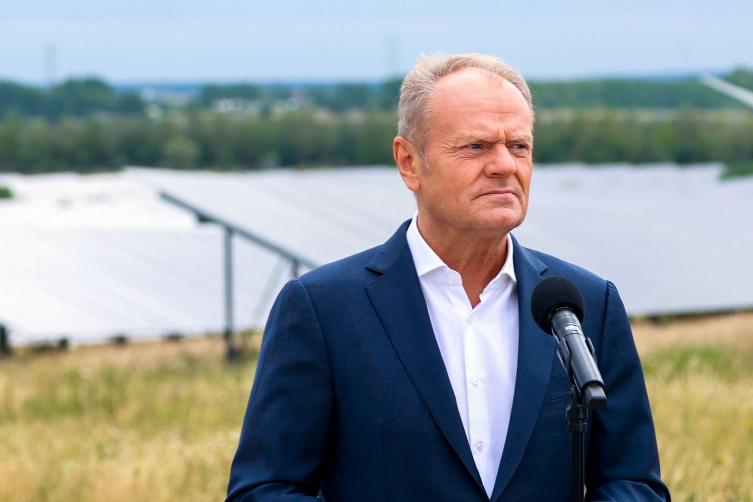 Atomowy poker Tuska. Licytuje atomem, ale przyszłość widzi w słońcu i wietrze Donald Tusk