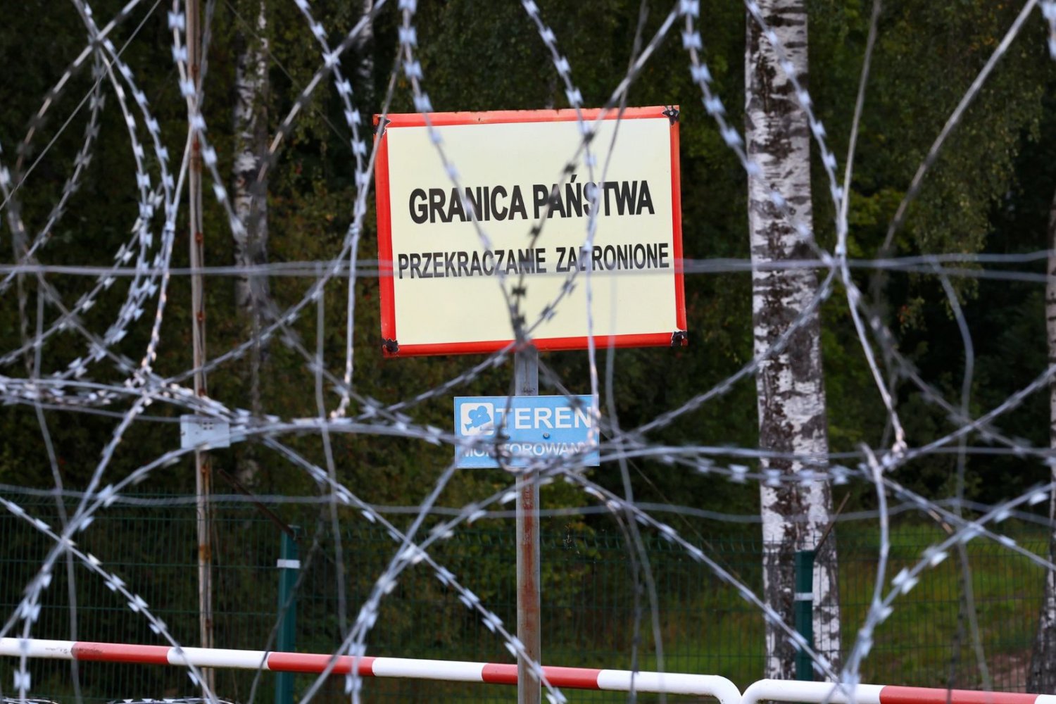 Drut kolczasty i tabliczka informująca o granicy państwa. Niemcy pomogą Polsce zbudować twierdzę. Saperzy Bundeswehry jadą na granicę