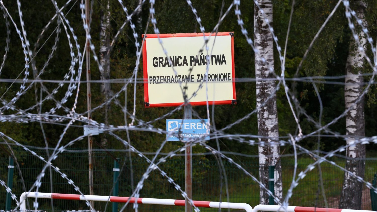 Polska buduje potężną twierdzę na granicy z Rosją. Pomogą nam w tym Niemcy Drut kolczasty i tabliczka informująca o granicy państwa. Niemcy pomogą Polsce zbudować twierdzę. Saperzy Bundeswehry jadą na granicę