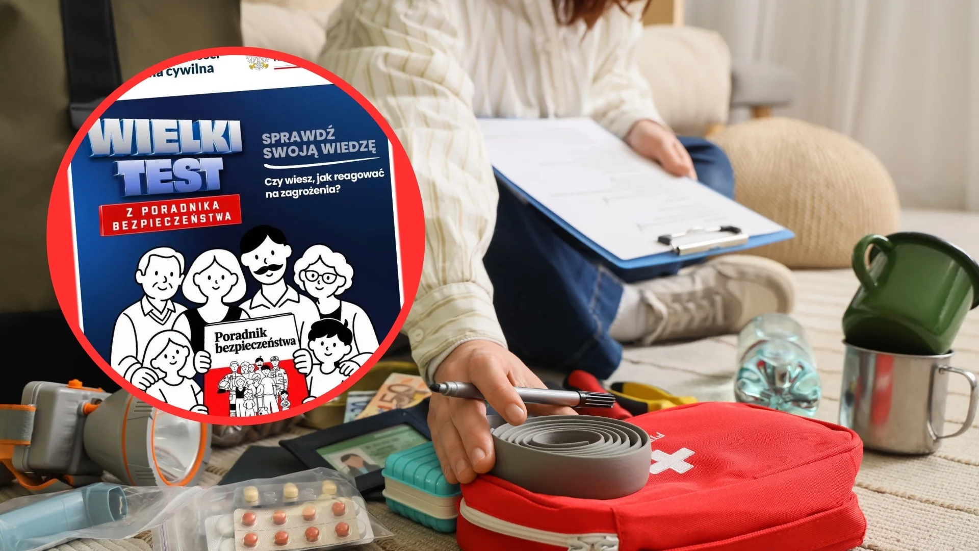 Wielki Test z Poradnika Bezpieczeństwa w TVP. Rządowy poradnik trafi na ekrany Kobieta pakująca plecak ewakuacyjny. Plakat Wielki Test z Poradnika Bezpieczeństwa
