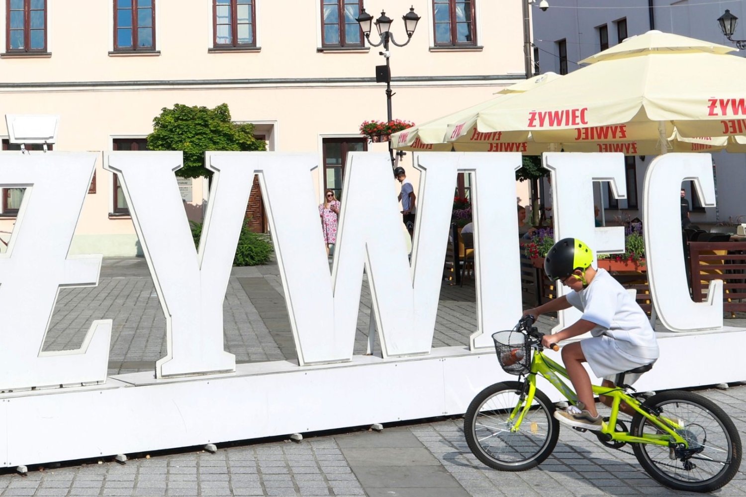 Dziecko na rowerze na tle napisu Żywiec.