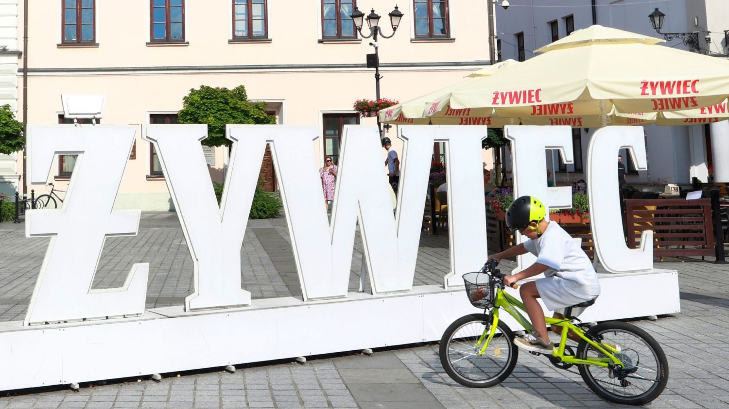 Dziecko na rowerze na tle napisu Żywiec.