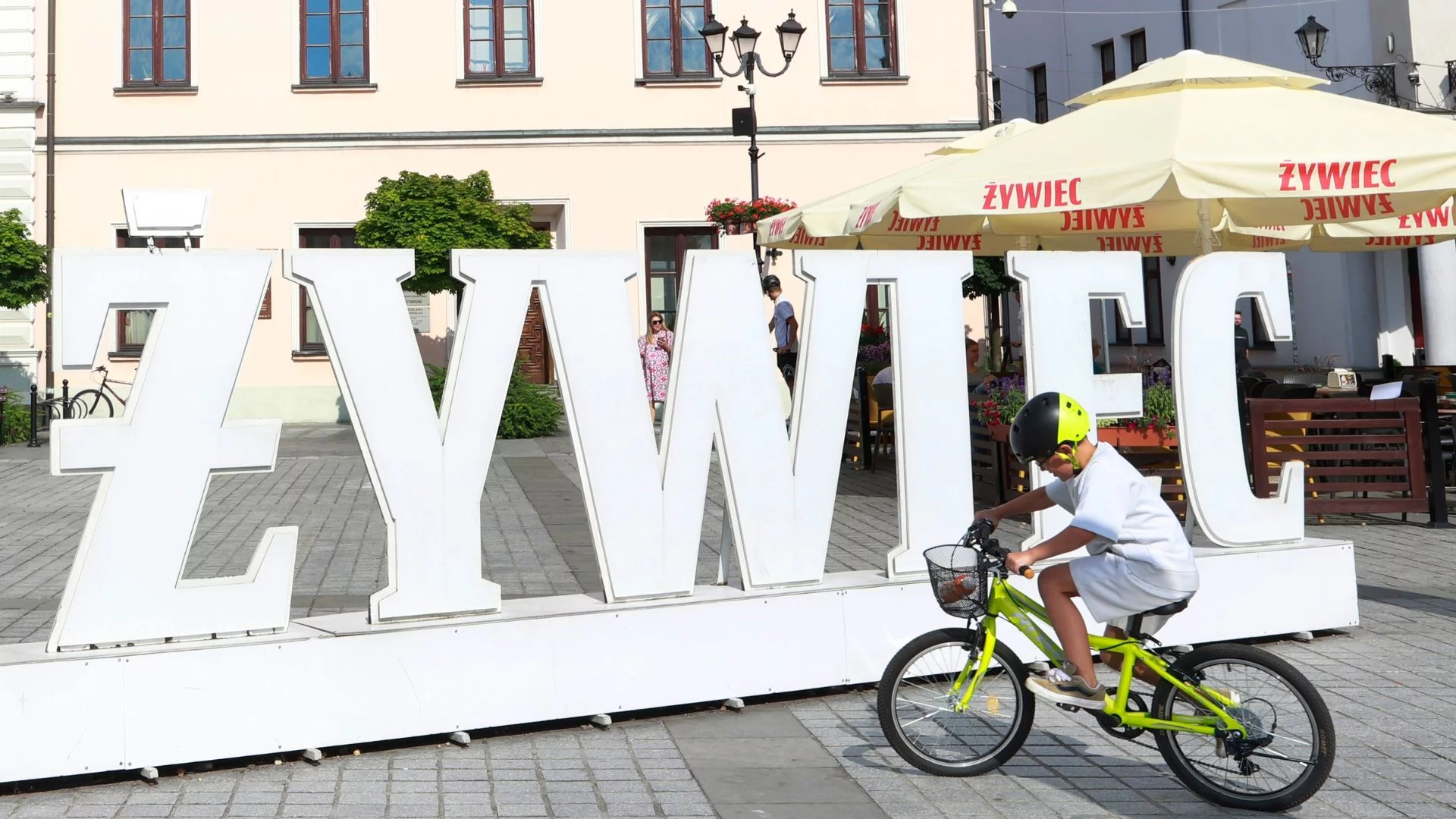 Rusza budowa trasy rowerowej Velo Koszarawa. Gładka trasa do Jeziora Żywieckiego Dziecko na rowerze na tle napisu Żywiec.