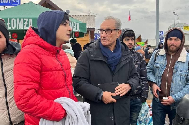 Ambasadora Królestwa Maroka w Polsce Abderrahim Atmoun na granicy w Medyce wraz z Marokańczykami, którym udało się ewakuować z pogrążonej w wojnie Ukrainy.