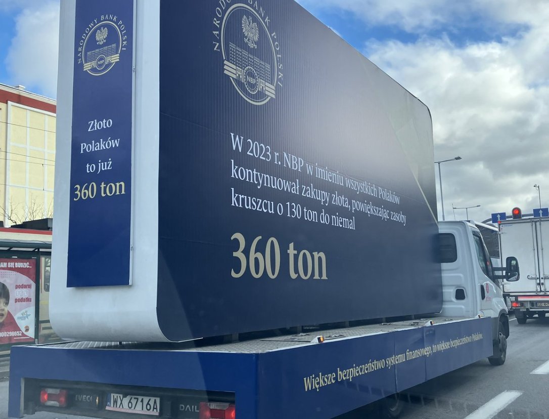 Samochody z przyczepami reklamującymi NBP na ulicach Trójmiasta